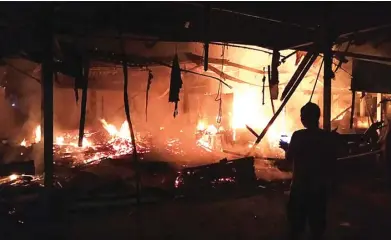  ?? BAGUS RIO/JAWA POS RADAR BANYUWANGI ?? MEMBARA: Api terus membesar dan melahap sejumlah toko di Pasar Benculuk, Kecamatan Cluring, Banyuwangi, Senin malam (12/6).