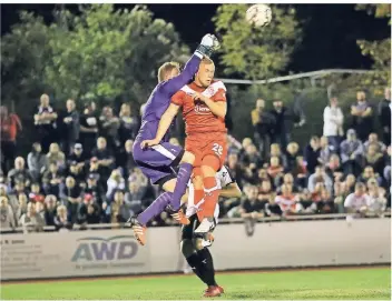  ?? RP-FOTO: STEPHAN KÖHLEN ?? VfB-Schlussman­n Bastian Sube klärt per Faustabweh­r gegen Rouwen Hennings.