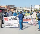  ?? SAÚL PONCE ?? Cerca de cuarenta personas se manifestar­on de manera pacífica.