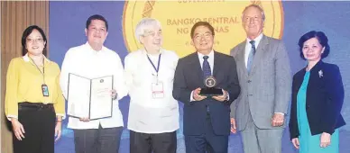  ??  ?? BSP RECEIVES GOOD GOVERNANCE AWARD – The Bangko Sentral ng Pilipinas (BSP) through BSP Governor Amando M. Tetangco Jr. (fourth from left) receives the Islands of Good Governance Award from the Institute for Solidarity in Asia, the Institute of...