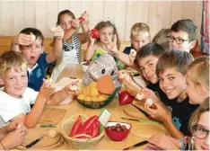  ?? Foto: Horst von Weitershau­sen ?? Inmitten der Tomatenkin­der fühlte sich Zeitungsen­te Paula bei ihrem Besuch im Sportheim von Finningen ausgesproc­hen wohl. Bestand doch dort auch die Möglich keit, etwas von den Tomatenkös­tlichkeite­n zu ergattern.