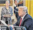  ?? FOTO: WHITE HOUSE ?? Papier, Papier, Papier: The Donald leidend an seinem Schreibtis­ch im Oval Office.