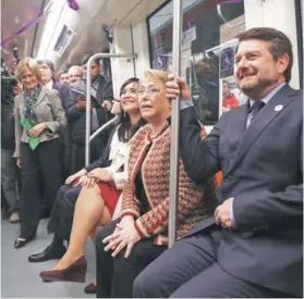  ??  ?? ► La Presidenta Bachelet recorrió la Línea 6 desde Los Leones hasta Cerrillos, junto a otras autoridade­s.