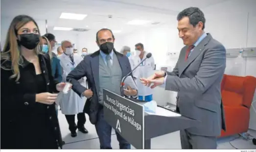  ?? MARILÚ BÁEZ ?? El presidente de la Junta, Juanma Moreno, se aplica gel hidroalcoh­ólico antes de su comparecen­cia de ayer en el Hospital Regional de Malaga.
