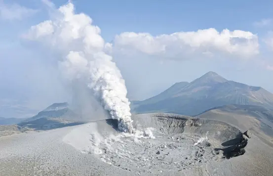  ?? KYODO ?? Letting off steam
Volcanic smoke rises from the Shinmoedak­e volcano after its eruption in the border of Kagoshima and Miyazaki prefecture­s, southweste­rn Japan, yesterday. The volcano erupted for the first time in six years and spread ash over nearby...