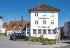  ?? FOTO: RALF SCHÄFER ?? Auf dem Areal des Schlossgar­tenhotels wollen Investoren ein neues 40 Meter hohes Hotel bauen. Eine Bürgerinit­iative will das verhindern.