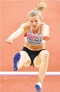  ??  ?? Verena Preiner, Ivona Dadic und Sarah Lagger haben im Idealfall den Balken gut getroffen und damit einen Salto nullo vermieden. Jetzt wäre noch eine gute Landung angesagt.