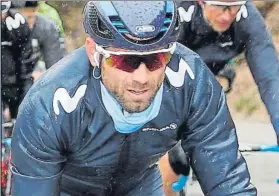  ?? FOTO: MOVISTAR ?? Alejandro Valverde, bajo la lluvia en las carreteras adoquinada­s de Flandes