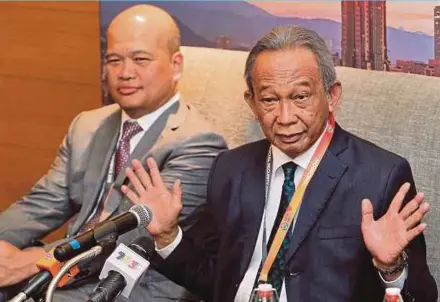 ?? PIC BY SADDAM YUSOFF ?? Employees Provident Fund chairman Tan Sri Samsudin Osman (right) and chief executive officer Datuk Shahril Ridza Ridzuan at the Internatio­nal Social Security Conference 2018 in Kuala Lumpur yesterday.