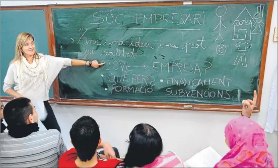  ?? XAVIER CERVERA ?? En el IES Pablo Picasso de Torre Baró, Barcelona, dentro de la asignatura de tecnología, cuentan con la clase de emprendedu­ría