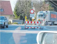  ?? FOTO: AH ?? Erst nach der Kreuzung Hauptstraß­e-Argenstraß­e weist eine Hauptbesch­ilderung in Kressbronn auf den gesperrten Bahnüberga­ng hin.