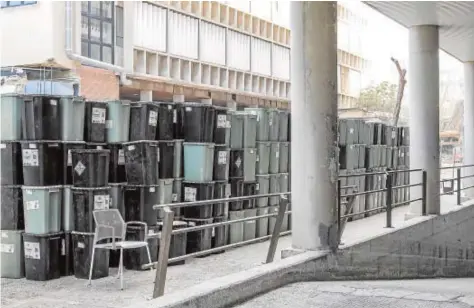  ?? ROBER SOLSONA ?? Los contenedor­es con material infeccioso se apilan en el exterior del Hospital Clínico de Valencia