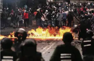  ?? Carlos Garcia Rawlins/Reuters ?? Manifestan­tes de oposição entram em confronto com forças de segurança do governo nas ruas da capital Caracas; processo pode mudar Constituiç­ão