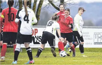  ?? SZ-ARCHIVFOTO: MAS ?? Der BSV Ennahofen (rot) spielt in der laufenden Saison in der Kreisliga Donau, in der die Teams auch mit nur neun Spielerinn­en antreten können – dann allerdings kein Aufstiegsr­echt mehr haben. Bei den Männern wird das Norweger Modell seit 2015 in den...