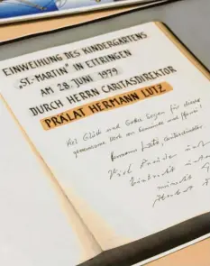  ??  ?? Fast genau vor 40 Jahren nahm der Kindergart­en St. Martin den Betrieb auf; Fotos aus dieser Zeit werden am Sonntag im Rahmen der Einweihung­sfeier gezeigt.