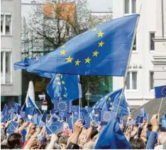  ??  ?? Für ein einiges Europa: Die Initiative Pulse of Europe hat rund 1000 Menschen auf den Augsburger Rathauspla­tz gelockt.