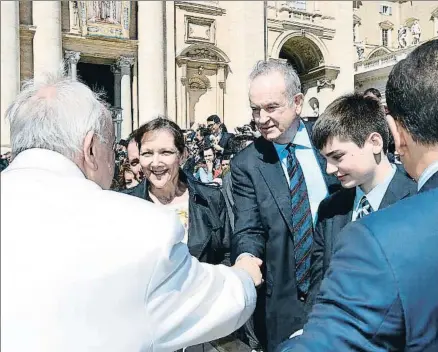  ?? OSSERVATOR­E ROMANO / AFP ?? O’Reilly saludó al papa Francisco el miércoles durante la audiencia general en el Vaticano