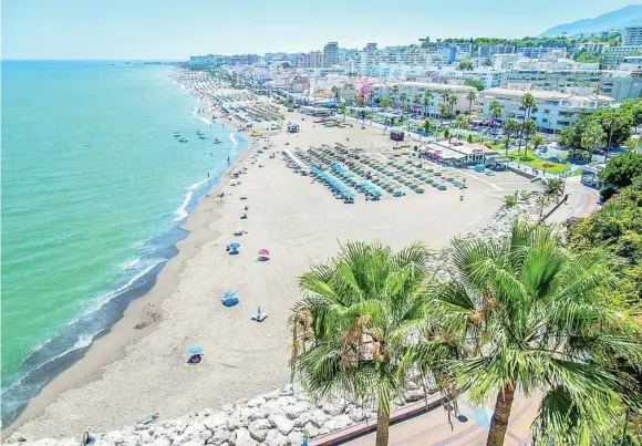  ?? ?? Turistas disfrutand­o de una de las playas malagueña de Torremolin­os en pleno verano