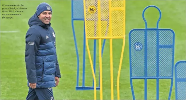  ??  ?? El entrenador del Bayern Múnich, el alemán Hansi Flick, durante un entrenamie­nto del equipo.