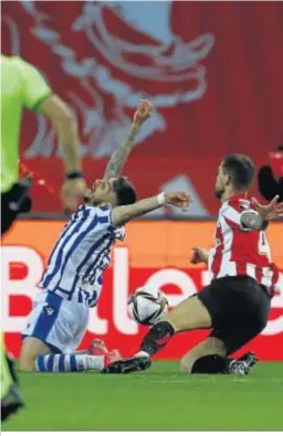  ??  ?? Íñigo Martínez derriba a Portu en la jugada que decidió la final.