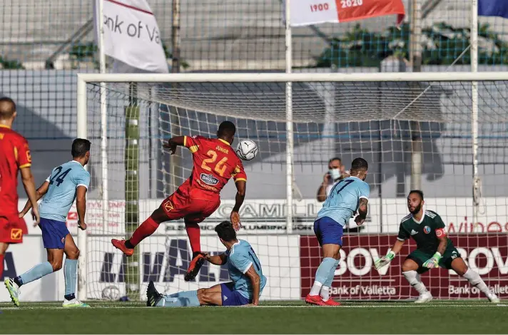  ??  ?? Senglea's Junior (24) thumps home the Athletic's opening goal against Zejtun Corinthian­s during the first half.
Photo © Domenic Aquilina