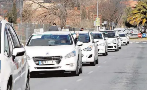  ?? ANA PÉREZ HERRERA ?? Imagen de archivo de taxistas manifestán­dose en 2016 por la subida tarifaria