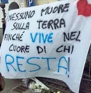  ??  ?? Lo striscione Una delle testimonia­nze di affetto dei compagni di scuola di Mario Riccio