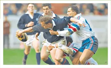  ??  ?? Genius: Gregor Townsend slips a try-scoring pass to Gavin Hastings to set up a famous Scotland win over France at the Parc des Princes in 1995
