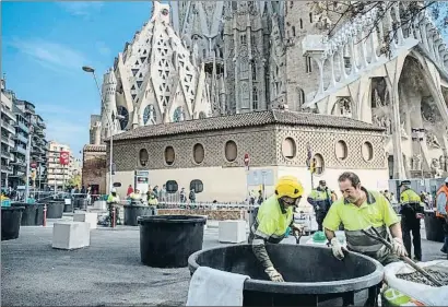  ?? ANA JIMÉNEZ ?? Operarios municipale­s instalando los tiestos en las inmediacio­nes de la Sagrada Família, ayer