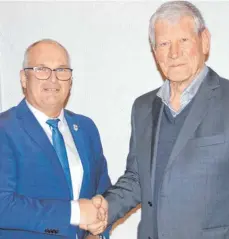  ?? FOTO: LUTZ ?? Bürgermeis­ter Jürgen Köhler (links) gratuliert­e Hubert Buck, der den Bürgerprei­s der Gemeinde Ertingen erhielt.