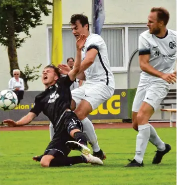  ?? Foto: Brugger ?? Nach dem Foul an Jonas Schneider (links) gab es Elfmeter für den FCG, der die Führung brachte. Als wenig später Maximilian Wuttge (rechts) vom Platz gestellt wurde, schien alles für die Gundelfing­er zu laufen.