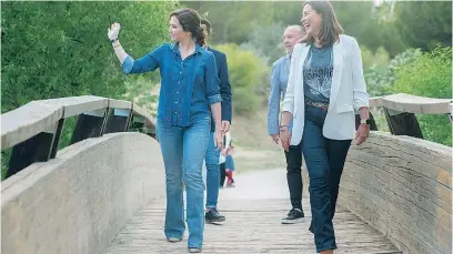  ?? EUROPA PRESS ?? Arriba, Ayuso, ayer junto a la candidata del PP en Arroyomoli­nos, Ana Millán. Junto a estas líneas, Mónica García en su visita al centro de chimpancés de Fuente el Saz de Jarama