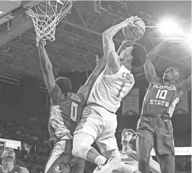  ?? KEN RUINARD/USA TODAY SPORTS ?? Clemson guard Chase Hunter shoots the ball near Florida State forward Taylor Bol Bowen on Saturday night at Clemson.