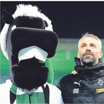  ?? FOTO: IMAGO IMAGES ?? Zu feiern gab es für Borussias Maskottche­n Jünter und Trainer Marco Rose schon viel in der Hinrunde. Deswegen soll nun auch kein Negativtre­nd die Weihnachts­tage trüben.