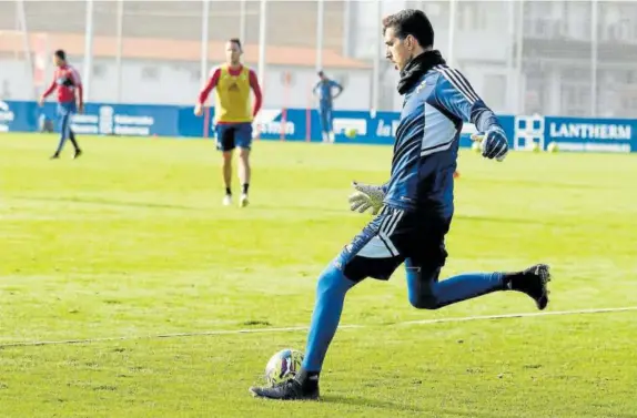  ?? ?? Sergio Herrera, durante el entrenamie­nto que completó ayer Osasuna en las instalacio­nes de Tajonar.