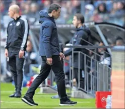  ??  ?? Kovac deja el Commerzban­k-Arena tras la derrota ante el Eintracht.