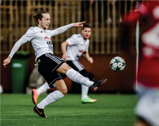  ?? Bild: Sebastian Lamotte ?? Alexander Karlsson har de senaste säsongerna tillhört Vänersborg­s FK, men spelade i division 1 med FC Trollhätta­n så tidigt som 2013. Nu var han en av fem provspelar­e på plats när FCT gjorde årets första träningspa­ss.