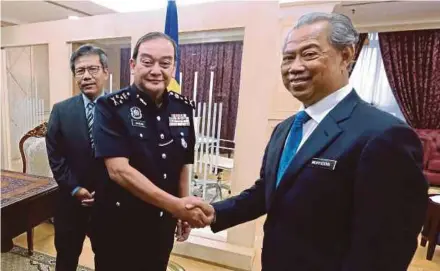  ?? BERNAMA PIC ?? Home Minister Tan Sri Muhyiddin Yassin (right) receiving a courtesy call from Deputy Inspector-General of Police Datuk Mazlan Mansor (centre) in Putrajaya yesterday.