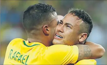  ?? ODD ANDERSEN / AFP ?? Rafinha, que salió en la recta final, abraza a un Neymar que lloró tras marcar el penalti decisivo