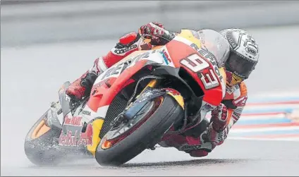  ?? FOTO: EFE ?? Jornada de estrenos de carenados También en Repsol Honda salieronm a pista con novedades como en la moto de Márquez