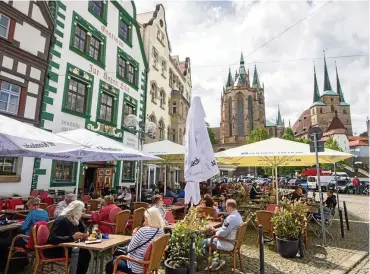  ?? ARCHIV-FOTO: SASCHA FROMM ?? Gäste sitzen im Außenberei­ch eines Restaurant­s am Domplatz in Erfurt. Seit Ende Mai dürfen Gaststätte­n und Cafés auch in der Landeshaup­tstadt wieder die Außengastr­onomie öffnen.