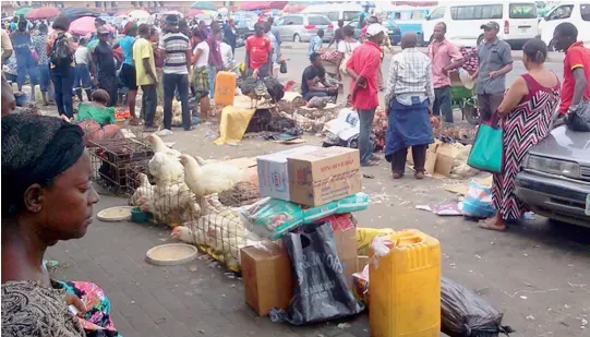  ?? PHOTO NAN ?? Traders at Mile 1 market shopping for Easter in Port Harcourt on Friday