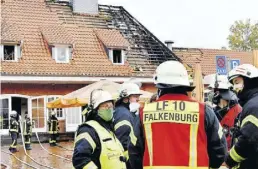  ?? BILD: Thorsten Konkel ?? Erst nach Sonnenaufg­ang zeigte sich das Ausmaß der Zerstörung des ehemaligen Bahnhofsge­bäudes.