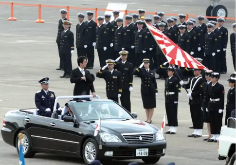  ??  ?? 日本茨城百里航空自卫­队基地，日本首相安倍晋三检阅­航空自卫队