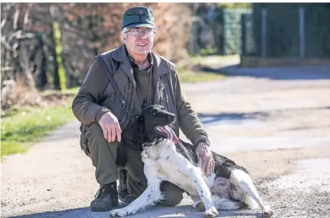  ?? RP-FOTO: HANS-JÜRGEN BAUER ?? Hundekenne­r Friedl Kreidl mit seinem Hund Wicki. Die beiden gehen gerne im Wald spazieren.