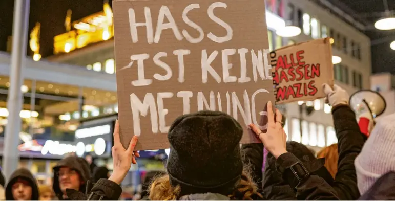 ?? Foto: Friso Gentsch, dpa (Symbolbild) ?? In Neuburg wollen zahlreiche Menschen gegen Hass und Rassismus auf die Straße gehen.
