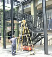  ?? ?? Constructi­on workers use a generator to help get the building done at Nelacres Shopping Centre during load-shedding.