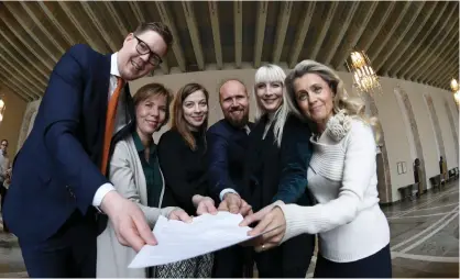  ?? FOTO: LEHTIKUVA/MARTTI KAINULAINE­N ?? ■Opposition­spartierna SDP, SFP, Vänsterför­bundet, De gröna, Sannfinlän­darna och Kristdemok­raterna bildar enig front mot regeringen – från vänster Antti Lindtman, Anna-Maja Henriksson, Li Andersson, Touko Aalto, Laura Huhtasaari och Päivi Räsänen.