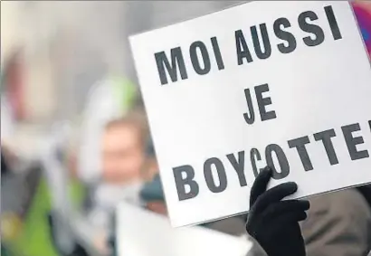  ?? SEBASTIEN BOZON / AFP ?? “Yo también
boicoteo”. Un cartel de un manifestan­te en una marcha celebrada el 29 de noviembre del 2010 en Mulhouse, donde los activistas ahora condenados fueron absueltos en primera instancia