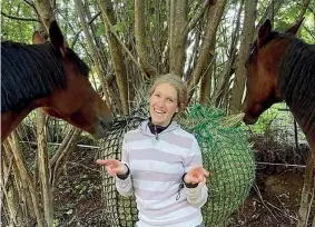  ?? ?? Insieme Camilla Cusini, 30 anni, con due dei quattro cavalli che ha salvato dal mattatoio